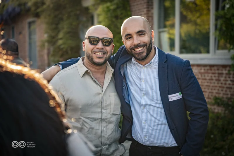 Twee gasten glimlachen samen buiten