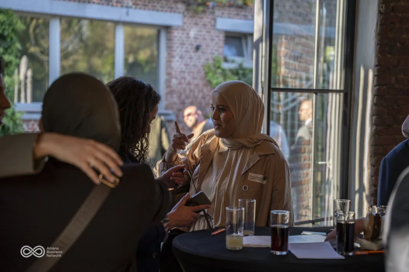 Gasten begroeten elkaar en praten bij het raam