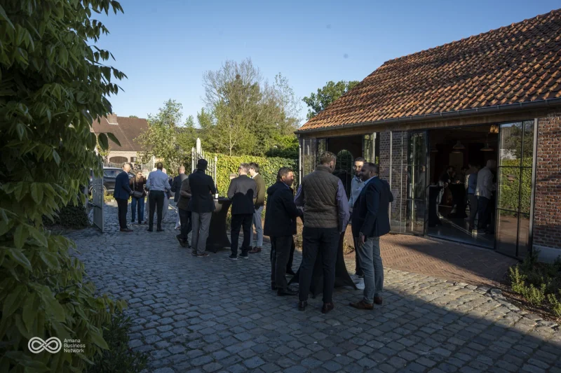 Gasten in gesprek op de binnenplaats